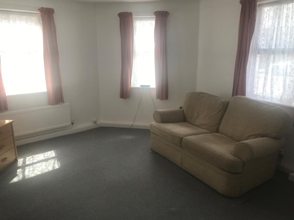 Lot: 63 - FLAT WITH GARAGE IN OLD PORTSMOUTH -